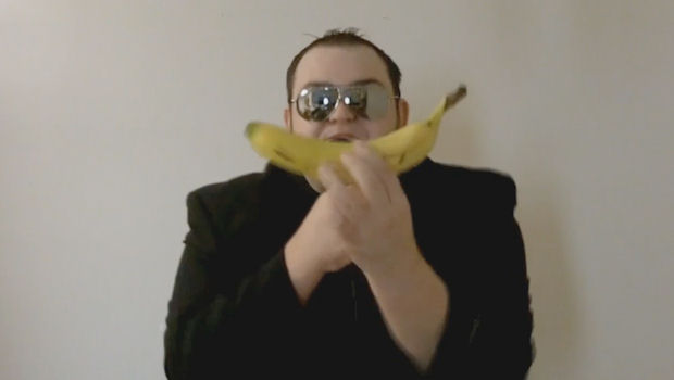 Buy Donkey Kong Country Returns with bananas (seriously)