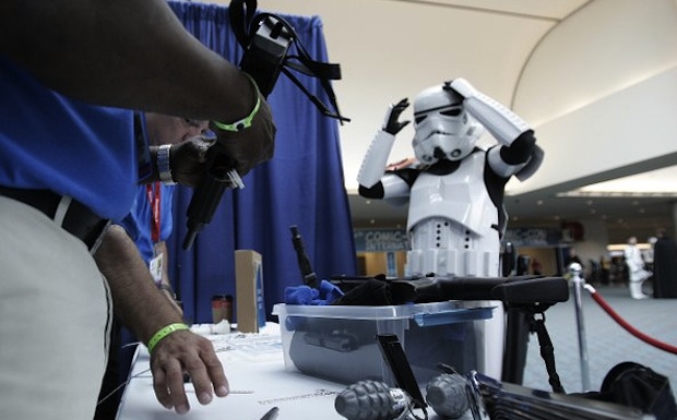 SDCC: Cosplayer brings a real AR-15 rifle to Comic-com