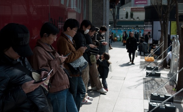 3DS sells 5 million in Japan, breaks records