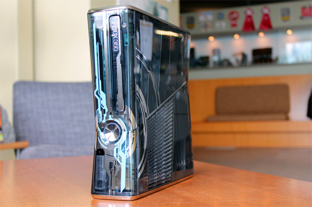 Here's a much better look at the Halo 4-themed Xbox 360