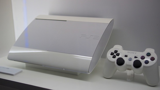 TGS: A better look at the slimmer PS3 and Vita new colors