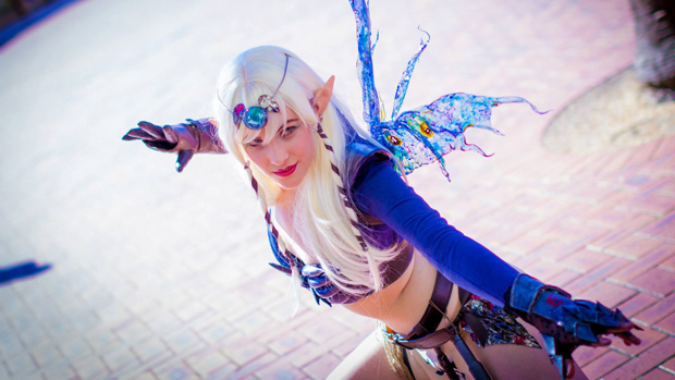 Try not to get lost with this radiant Navi cosplay