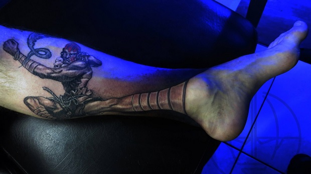 Dhalsim's leg's comin' at you in this cool tattoo