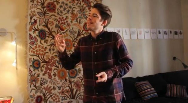 Hip Swedish dude fingersnaps the Super Mario theme