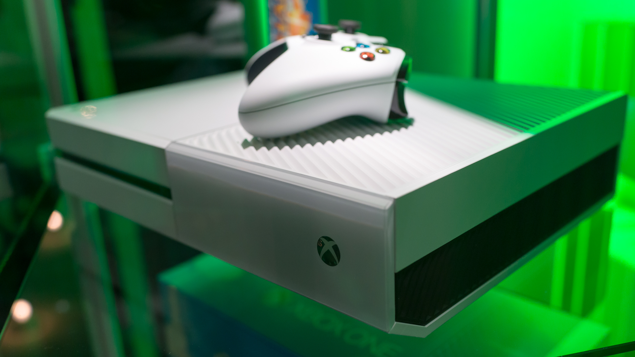 Here's a better look at that Sunset Overdrive White Xbox One