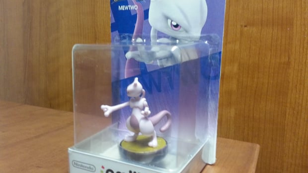 Custom Mewtwo amiibo even has its own box