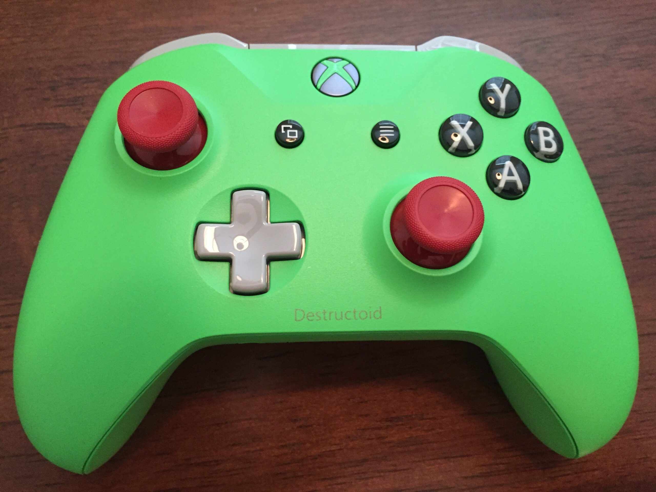 Take a look at our custom Xbox One S Destructoid controller