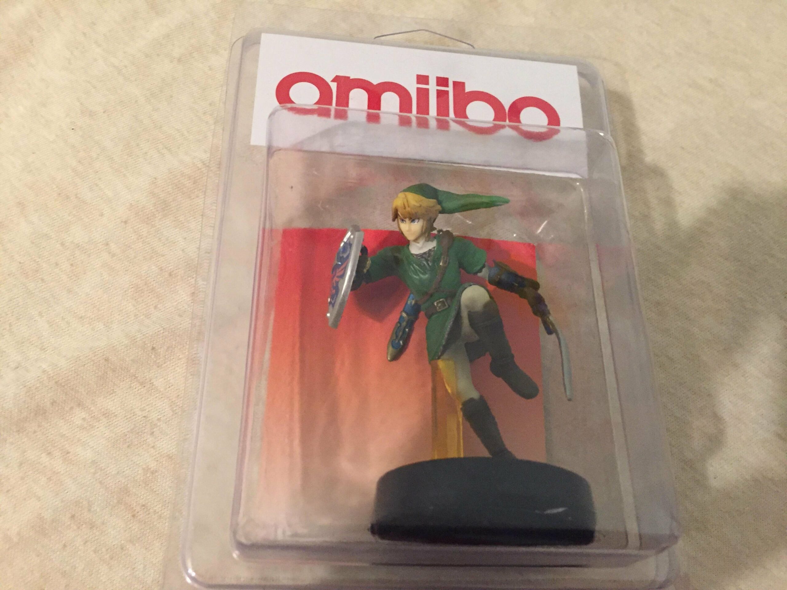 I can't stop laughing at this bootleg Legend of Zelda Link amiibo