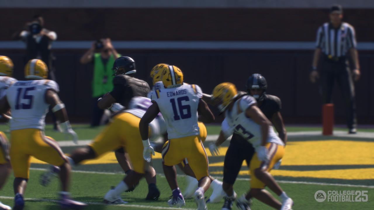 Some early College Football 25 players snag packs of surprisingly high-overall Ultimate Team cards