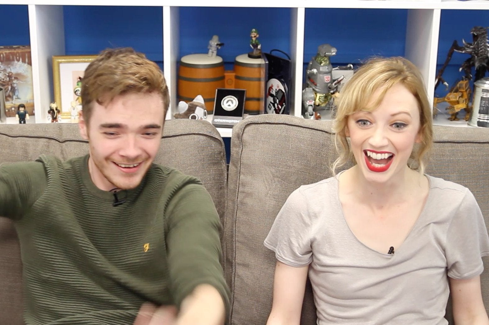 Watch: Chris teaches a reluctant Aoife how to play Hearthstone