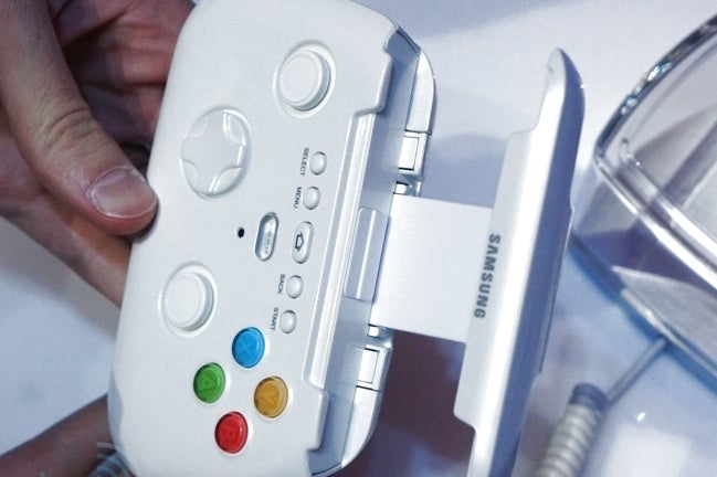 Samsung Galaxy S4 has an Xbox 360-like gaming controller with an extendable clamp that holds phone