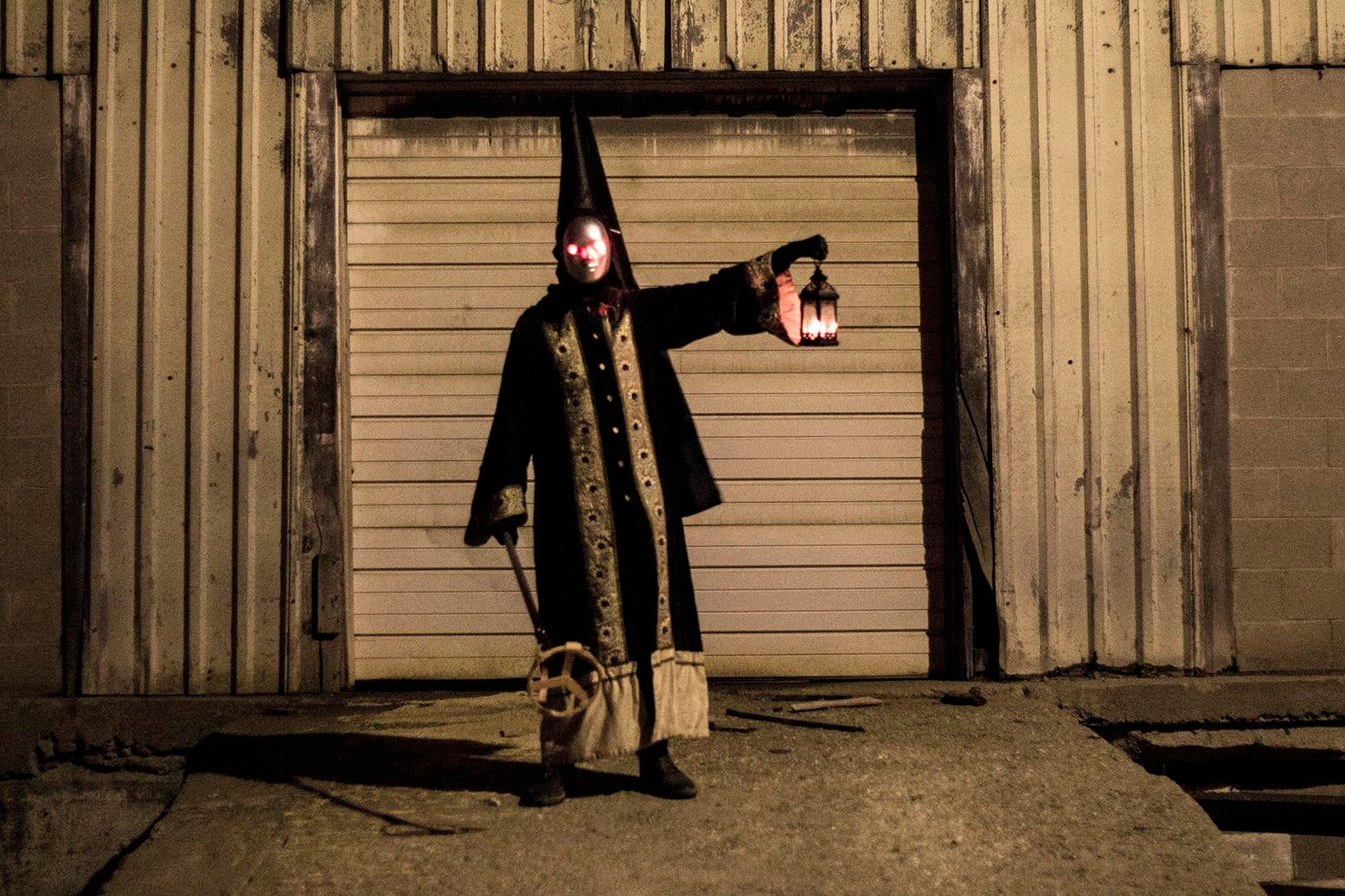 You don't need to play Dark Souls 3 to get spooked by this amazing Jailer costume