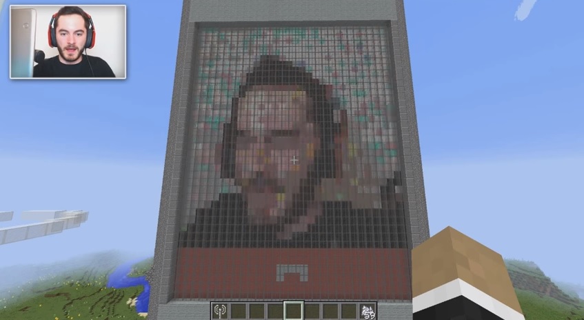 Minecraft now has a working smartphone that can make real video calls