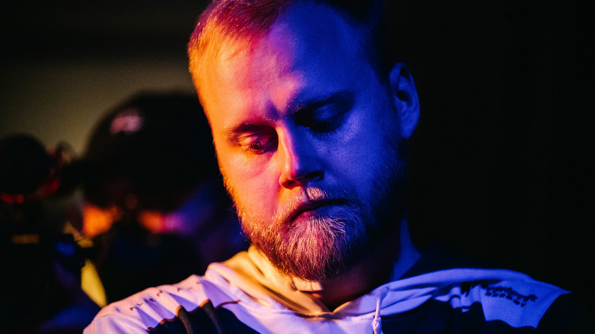 A medical emergency forces Boxi to fly home before Lima Major finals